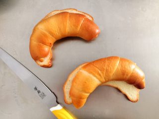 14、牛角汉堡,面包出炉马上放至晾架上放至温热,面包刀对切备用