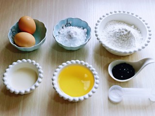 1、黑芝麻玛德琳蛋糕,准备食材并称重，黄油从冰箱取出切小块。