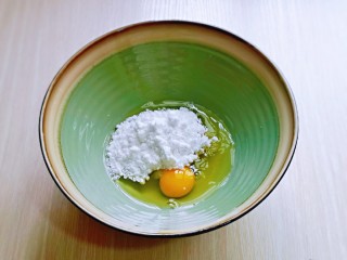 2、黑芝麻玛德琳蛋糕,鸡蛋磕入大口器具中，加入糖粉。（细砂糖也可以）