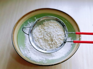 4、黑芝麻玛德琳蛋糕,筛入低筋面粉与泡打粉。