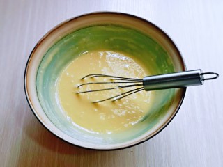 5、黑芝麻玛德琳蛋糕,用手动打蛋器轻轻打至均匀，无干粉。