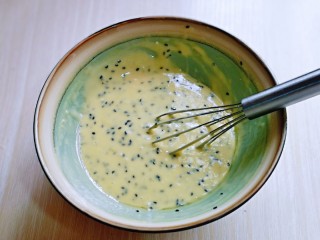 7、黑芝麻玛德琳蛋糕,再次用手动打蛋器打至均匀。