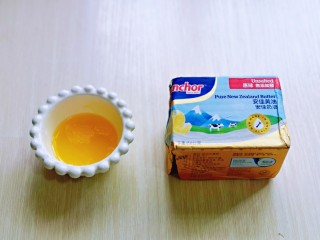 8、黑芝麻玛德琳蛋糕,黄油隔水融化。