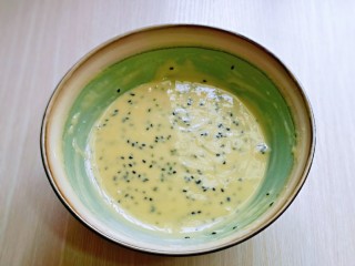 10、黑芝麻玛德琳蛋糕,拌好的蛋糕糊，细腻，饱满。