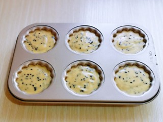 13、黑芝麻玛德琳蛋糕,将蛋糕糊挤入模具中7-8分满即可。（这个量6连模具正好）