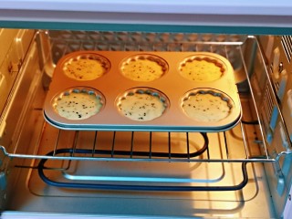 14、黑芝麻玛德琳蛋糕,将模具入烤箱中层。