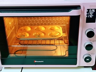 15、黑芝麻玛德琳蛋糕,上下管170度烤15～20分钟。(具体温度及时间请根据自家烤箱性能另定）