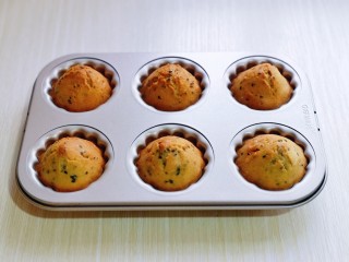 16、黑芝麻玛德琳蛋糕,注意观察颜色哈，时间到，戴上隔热手套取出烤盘，趁热脱模。