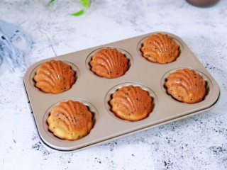 17、黑芝麻玛德琳蛋糕,将蛋糕翻过来拍照，贝壳状哈～