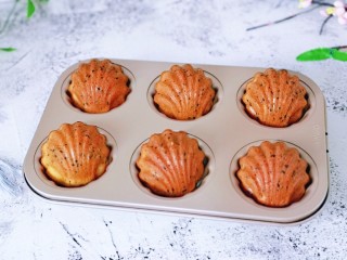 18、黑芝麻玛德琳蛋糕,法国相当经典的法式家常点心。