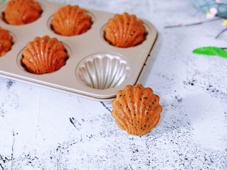 19、黑芝麻玛德琳蛋糕,做法简单，易学，好看又好吃。