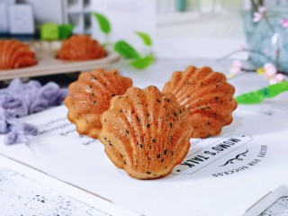 20、黑芝麻玛德琳蛋糕,自己烘焙的甜品，吃一口幸福感爆棚哈～下午茶必备点心，口感香甜而不腻