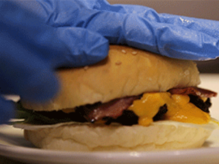 12、芝士酱牛肉汉堡,最后盖上面包,大功告成!