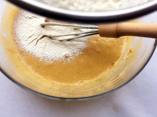 4、红糖红枣戚风蛋糕,筛入低粉，称Z字形伴均匀；