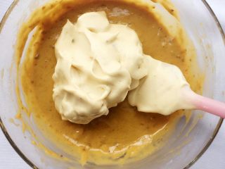 10、红糖红枣戚风蛋糕,分3/1蛋白到蛋黄糊里，用翻拌的方式拌均匀；