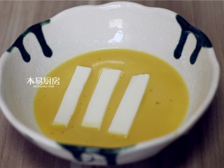 7、脆皮炸鲜奶,裹一层炸糊。