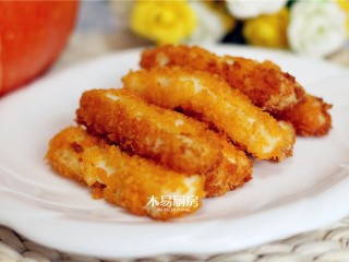 11、脆皮炸鲜奶,捞出，沥去油分，装入盘中。