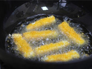 10、脆皮炸鲜奶,锅内放油，油热至五成热时下入鲜奶条，炸到表面金黄即可（油温不要过高，会把鲜奶条，炸过火的）。