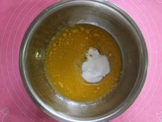 5、桃酥,将40g糖粉倒入盆中，并搅拌均匀，备用。