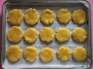 10、桃酥,用刷子给桃酥刷上蛋液，备用。