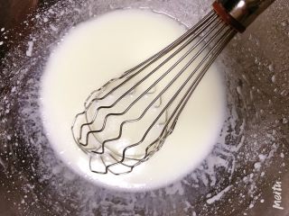 1、10寸戚风蛋糕胚,油和奶混合，用蛋抽快速搅拌至完全融合，看不到油星，整体变得有点浓稠