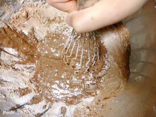 3、10寸戚风蛋糕胚,用蛋抽划直线拌匀，边划边转盆，盆壁的干粉要用蛋抽刮下来