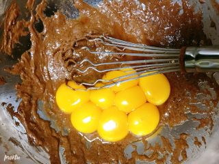 4、10寸戚风蛋糕胚,打入蛋黄，依旧用划直线的方式拌匀