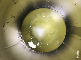 6、10寸戚风蛋糕胚,蛋清加白醋和糖打发，我用厨师机打的，手持打蛋器一样用就是慢一点。糖分次加或一次性加都可以