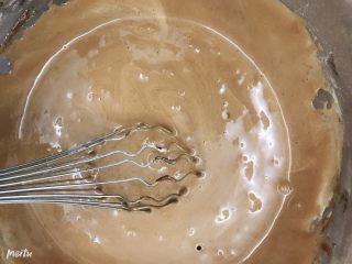 8、10寸戚风蛋糕胚,先取一小部分蛋白糊入蛋黄糊中，用蛋抽搅匀。这部分蛋白无论多小心都难免消泡，所以无所谓了，我都是直接蛋抽划圈搅匀