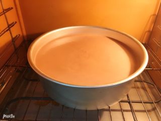 11、10寸戚风蛋糕胚,入模具，震一到两下震出大气泡。如果你的面糊倒进模具没有图片上那么满，也不一定是操作问题，因为我的鸡蛋实在是太大一个了????但如果少太多就可能是翻拌手法不对蛋白消泡了，烤出来就会比较矮，组织也不蓬松。