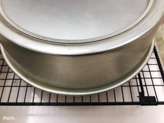 12、10寸戚风蛋糕胚,上火155下火150烤65-70分钟。烤到一半时间时基本会膨胀到最高点，到后面会慢慢回落，我的烤完时蛋糕表面基本是和模具边缘齐平的。出炉倒扣冷却