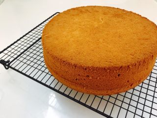 13、10寸戚风蛋糕胚,一定要冷却彻底才能脱模，有时候模具外摸着凉了，但是蛋糕里面却没有凉透，急着脱模就会缩腰