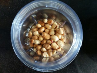 8、花生酱,把花生,油,盐,白糖倒入料理机的杯中。