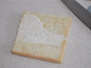 3、小熊土司盒,到少许沙拉酱在土司片上，用刀抹匀
