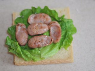 8、小熊土司盒,摆上香肠