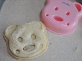 11、小熊土司盒,模具揭开，土司切好了