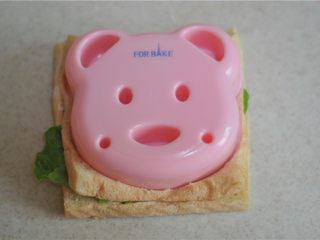 10、小熊土司盒,用小熊吐司切模放在土司中间