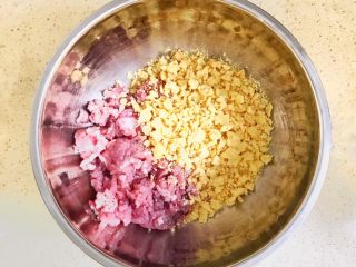 2、千层酥皮香肠卷,先将面包糠和精瘦肉混合均匀