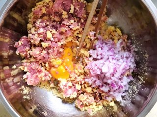 3、千层酥皮香肠卷,再加入其他食材，搅拌均匀