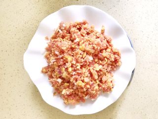 4、千层酥皮香肠卷,搅拌好的样子，均匀即可，不必搅拌上劲，因为有面包糠的加入，肉馅料比较松散