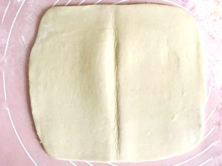 8、千层酥皮香肠卷,从中间一切为二