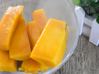 5、南瓜饼超详细的步骤来袭，在家轻松搞定！,蒸熟后的南瓜放入碗中，用勺子压成泥