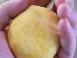 8、南瓜饼超详细的步骤来袭，在家轻松搞定！,取适量面团，搓圆