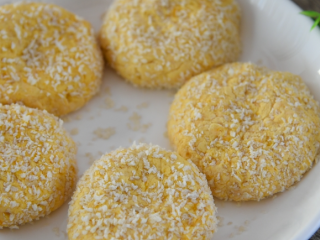 9、南瓜饼超详细的步骤来袭，在家轻松搞定！,挂上面包糠备用