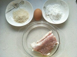 1、炸猪排,准备食材:猪肉300克，鸡蛋一个，面包糠和淀粉。