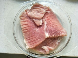 6、炸猪排,把拍剁好的肉放在一个盘子中。