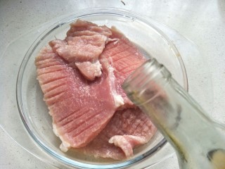 8、炸猪排,倒入料酒