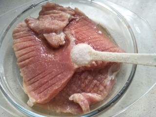 9、炸猪排,加入盐