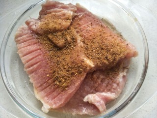 10、炸猪排,加入自己喜欢的调味料，，胡椒粉，孜然粉和辣椒粉等，也根据自己口味加减。（就算只放盐的原味也是相当好吃的）