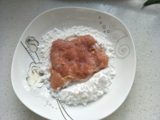 13、炸猪排,把腌制好的肉放淀粉中反正面沾匀。